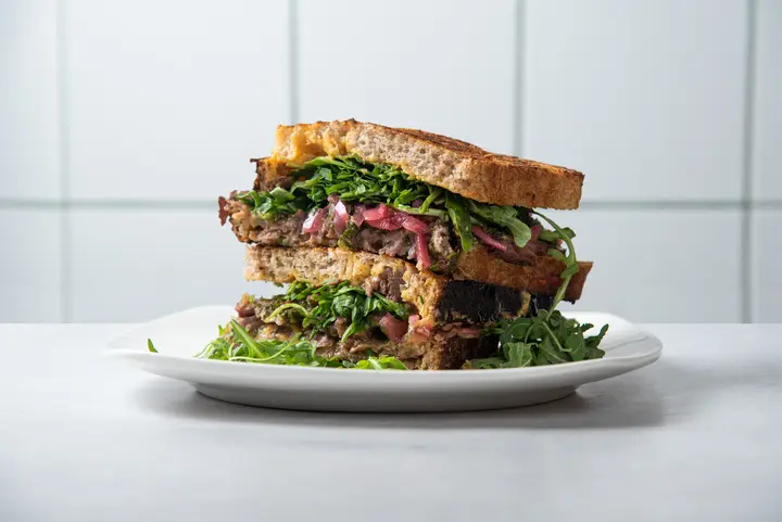 Beef Eater sendvič u hlebu od kiselog testa