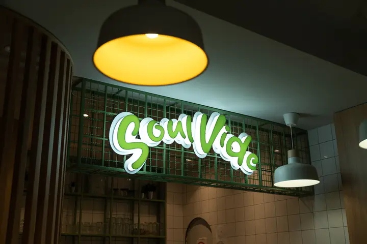 Neon natpis Soul Vide u enterijeru lokala